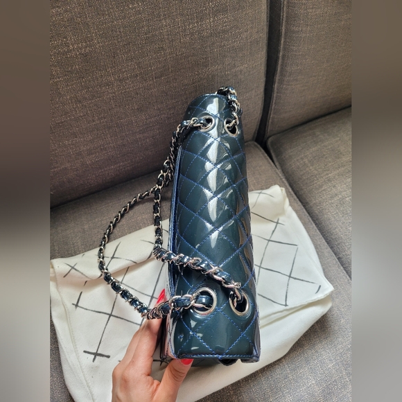 Navy patent medium Chanel flap - Picture 13 of 16